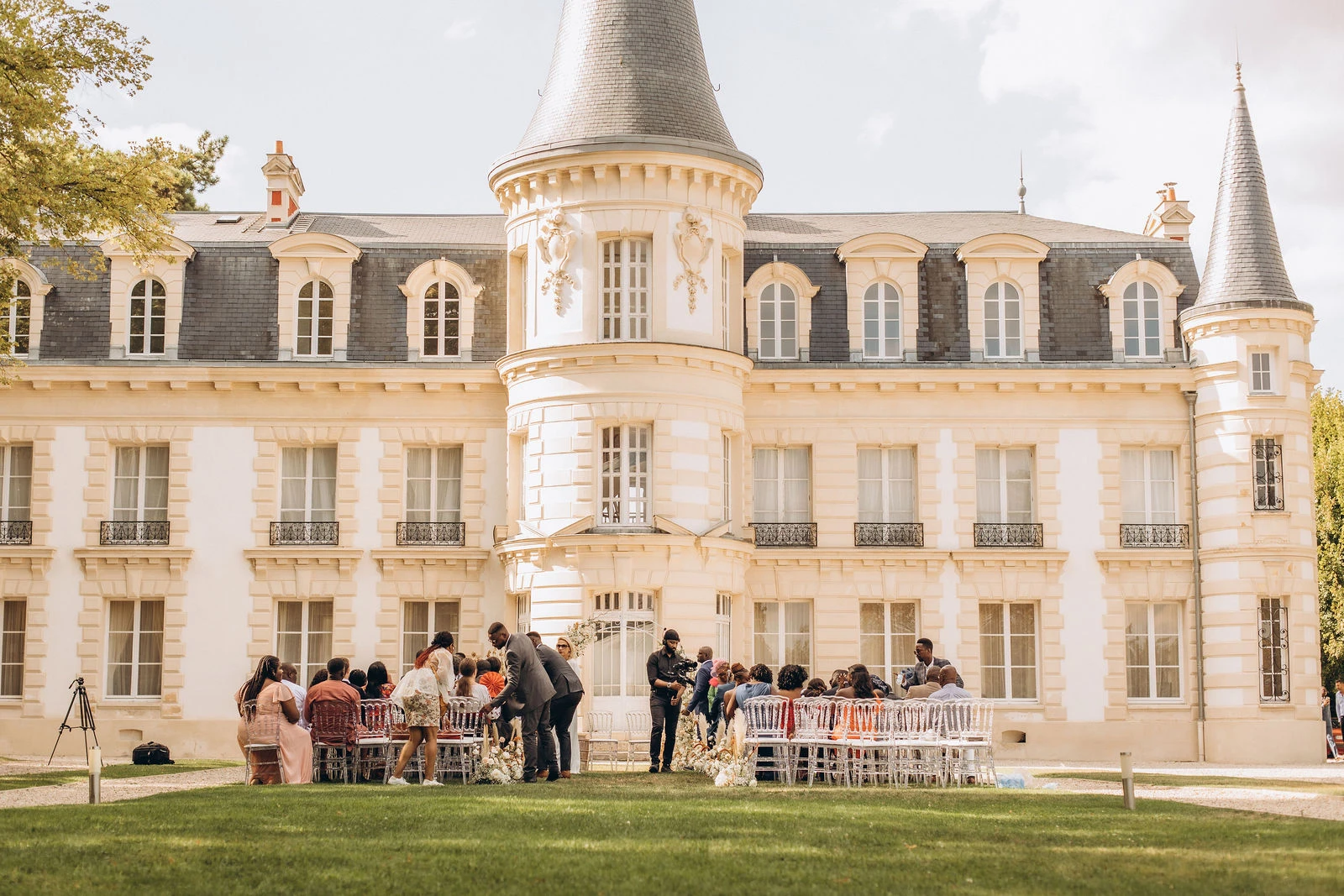 Outdoor ceremony in front of the château