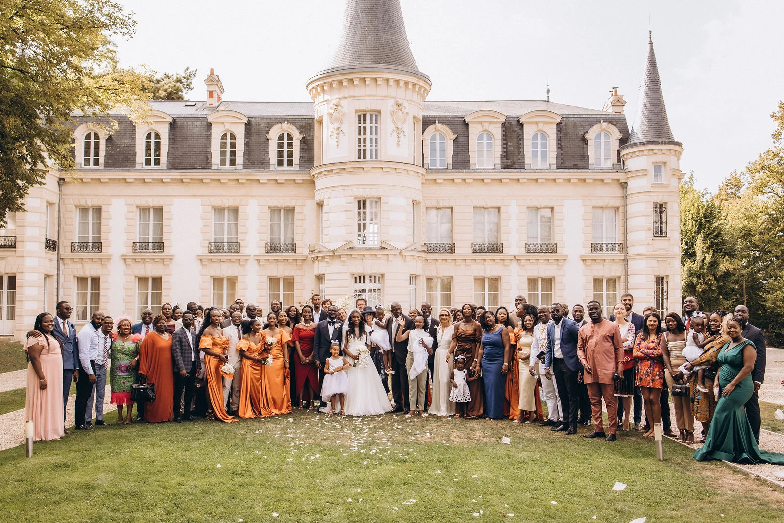 Wedding guests in front of the château