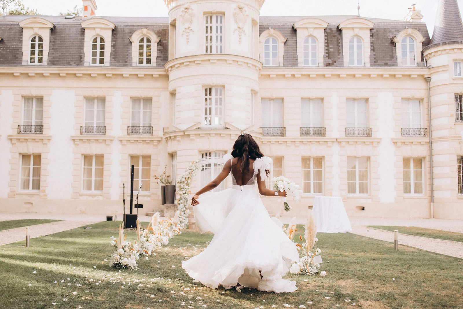 Bride turning on the lawn in front of the château