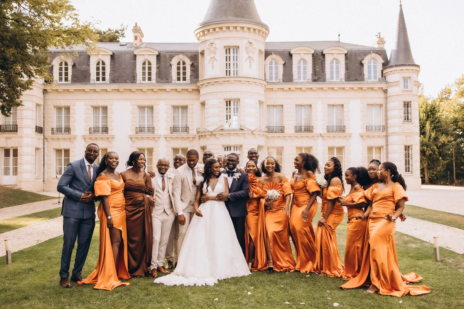 Wedding party in front of the château