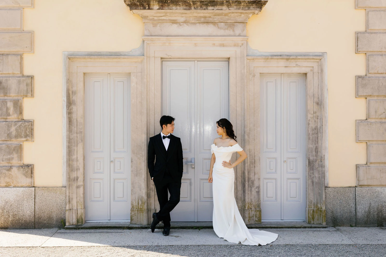 Couple in front of a villa doorway on Lake Como