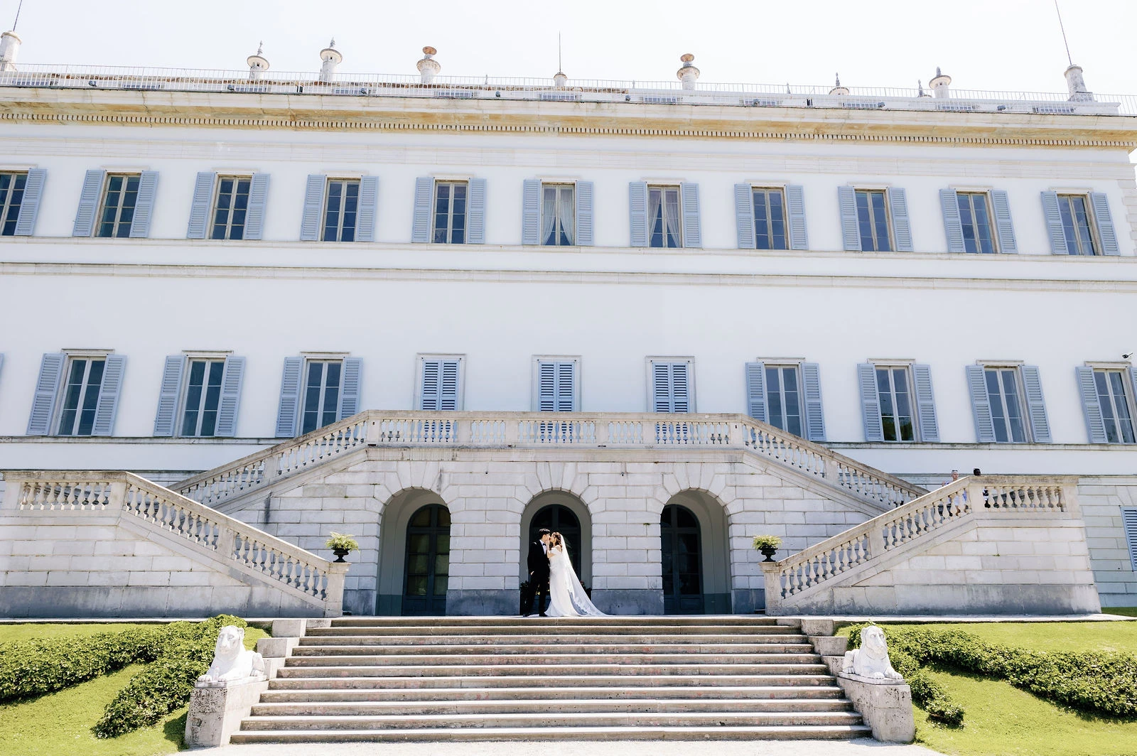Villa Melzi facade with the couple on the steps