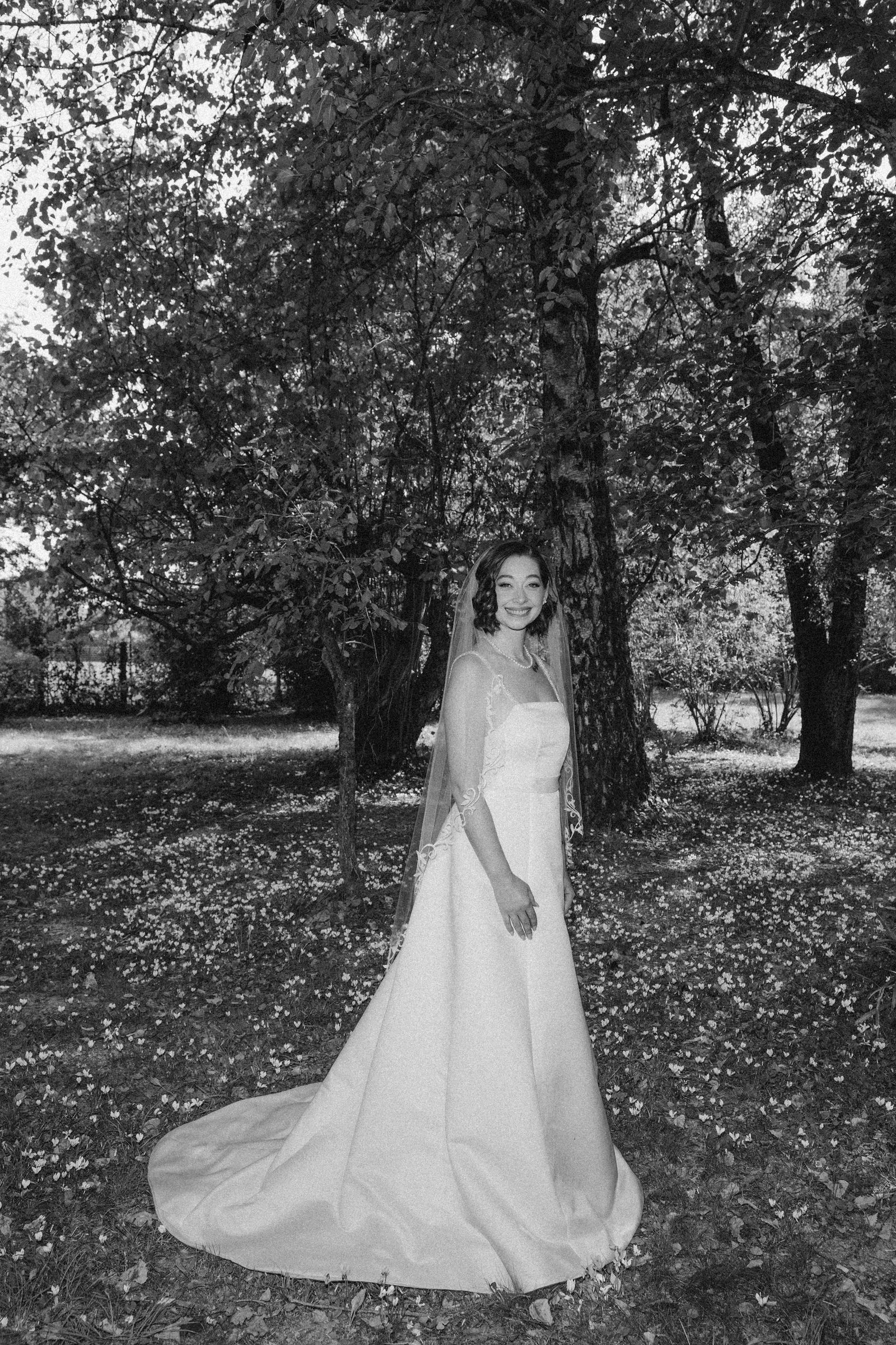 Bride with her bouquet under the trees