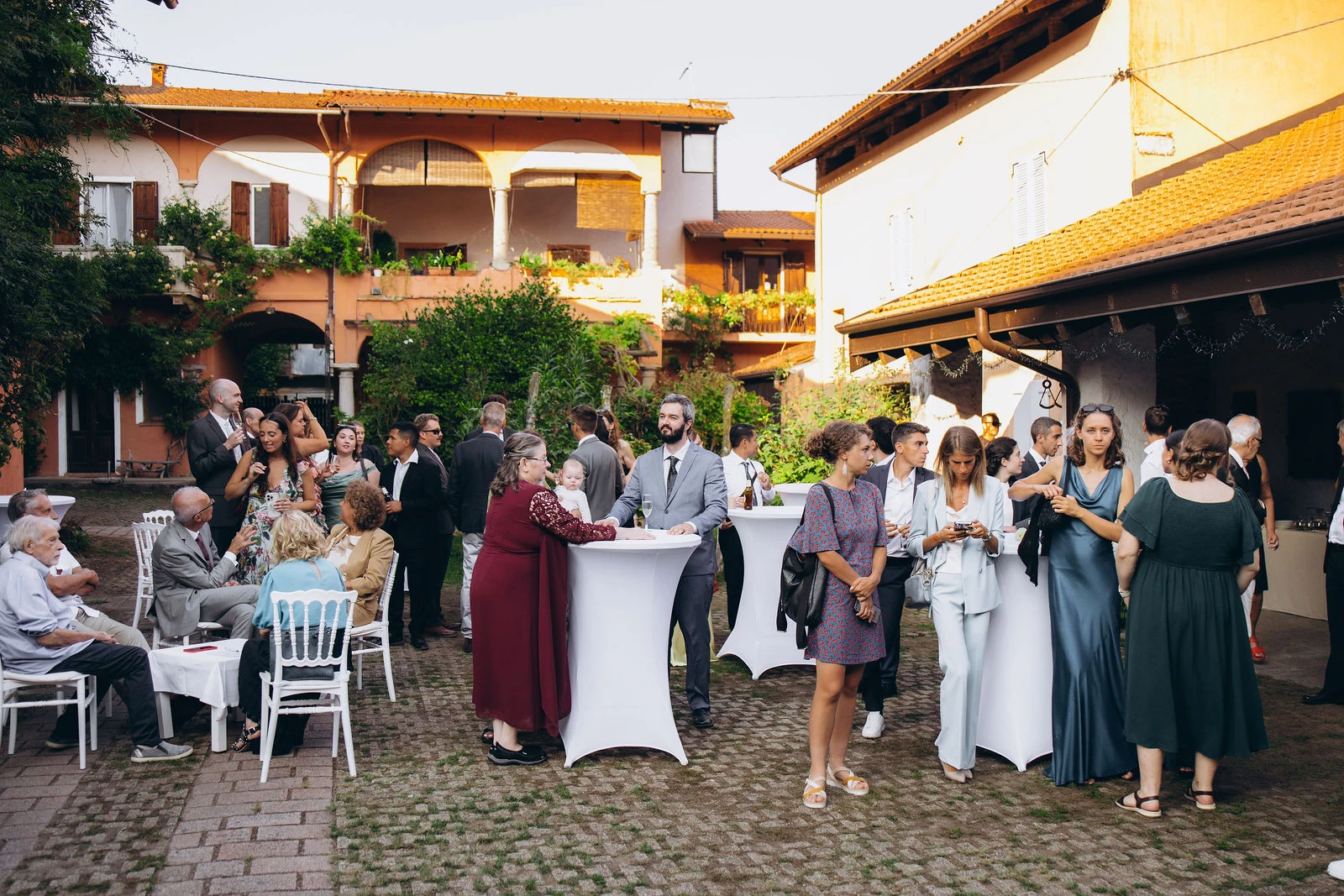 Aperitivo in the courtyard at the evening reception