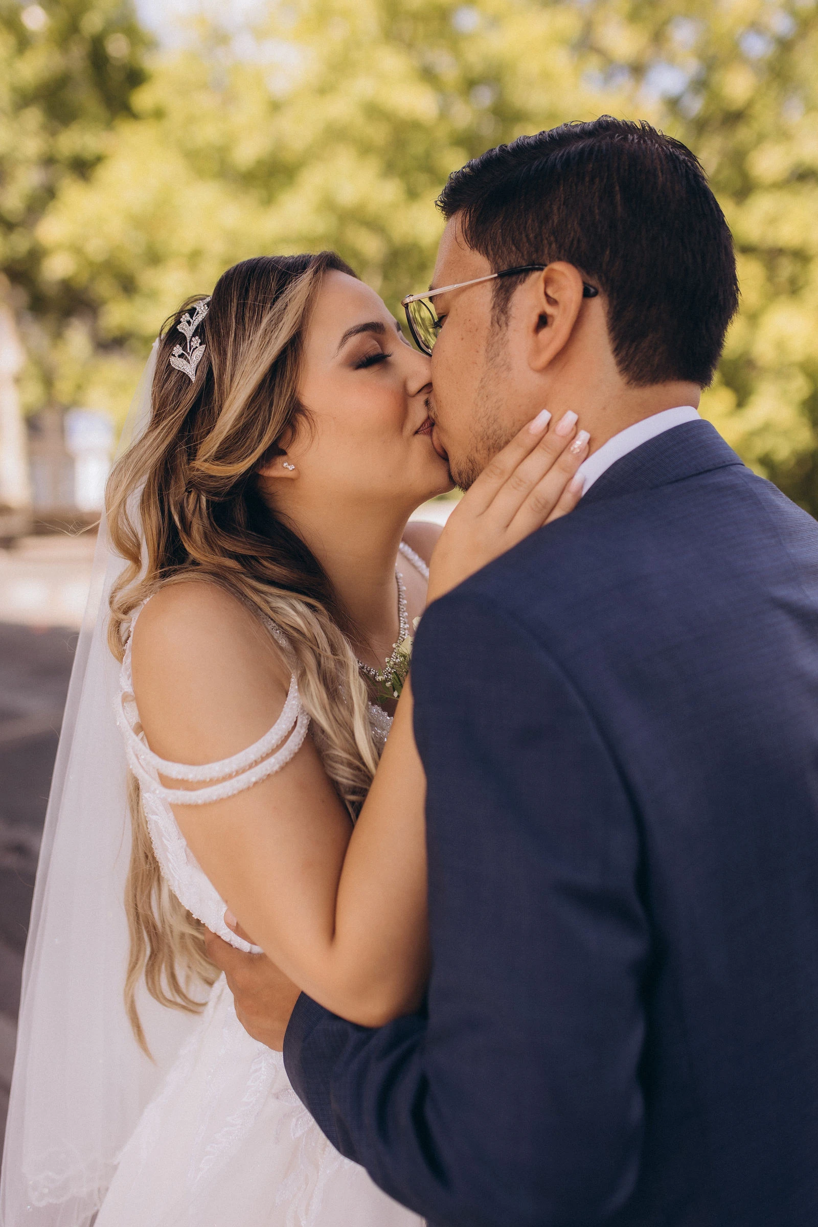 Kiss with the Eiffel Tower behind