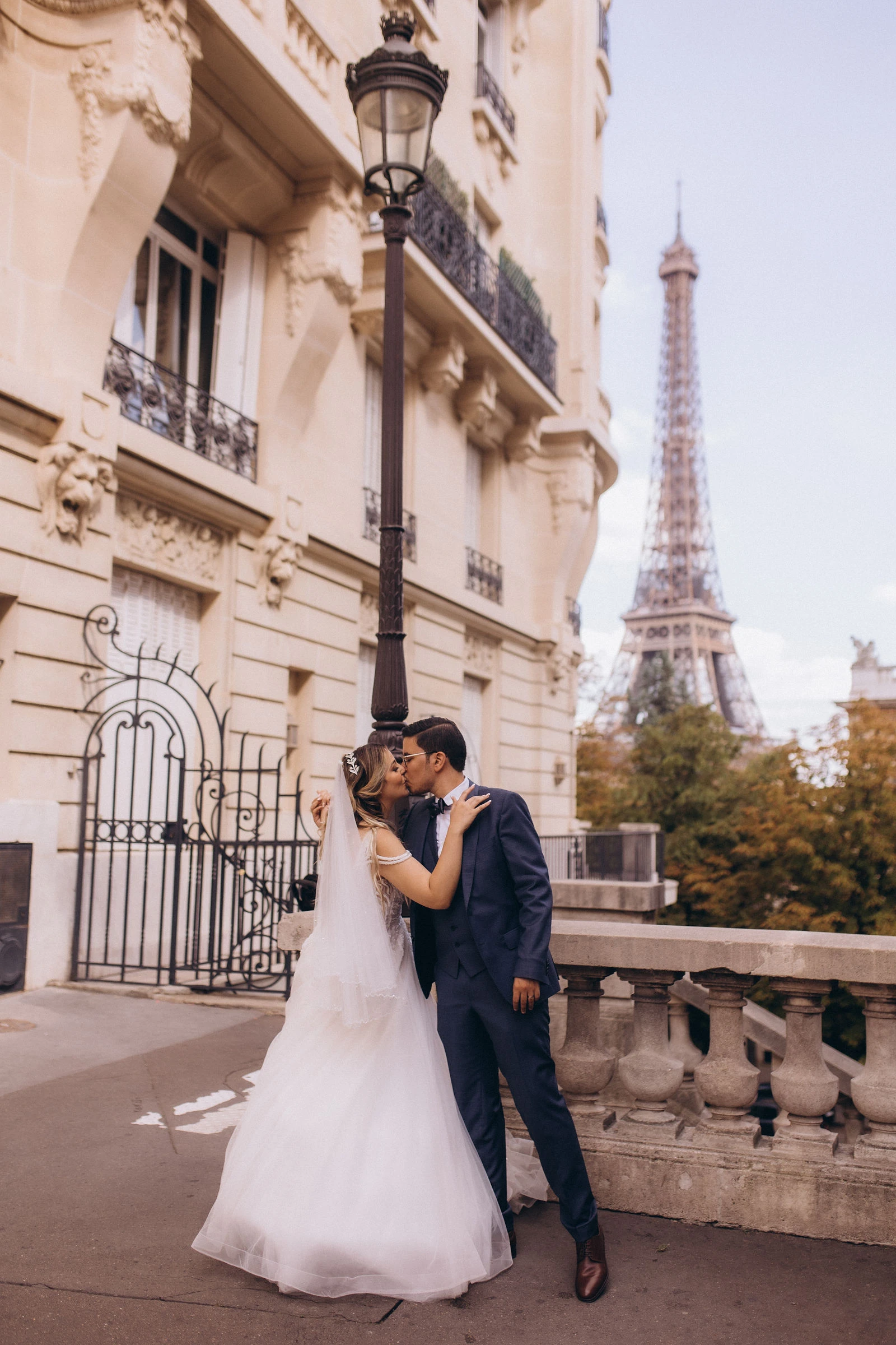 Kiss on a Paris balustrade, Eiffel Tower behind