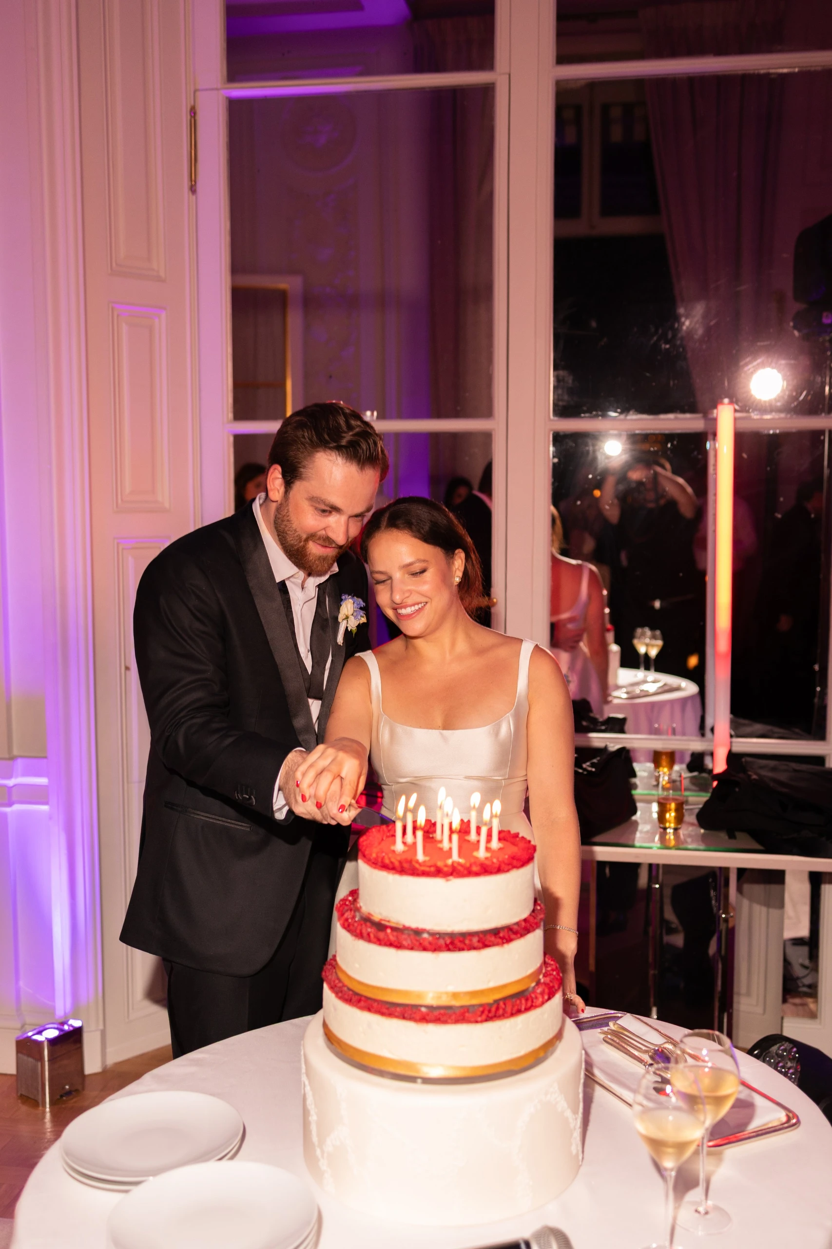 Cutting the wedding cake