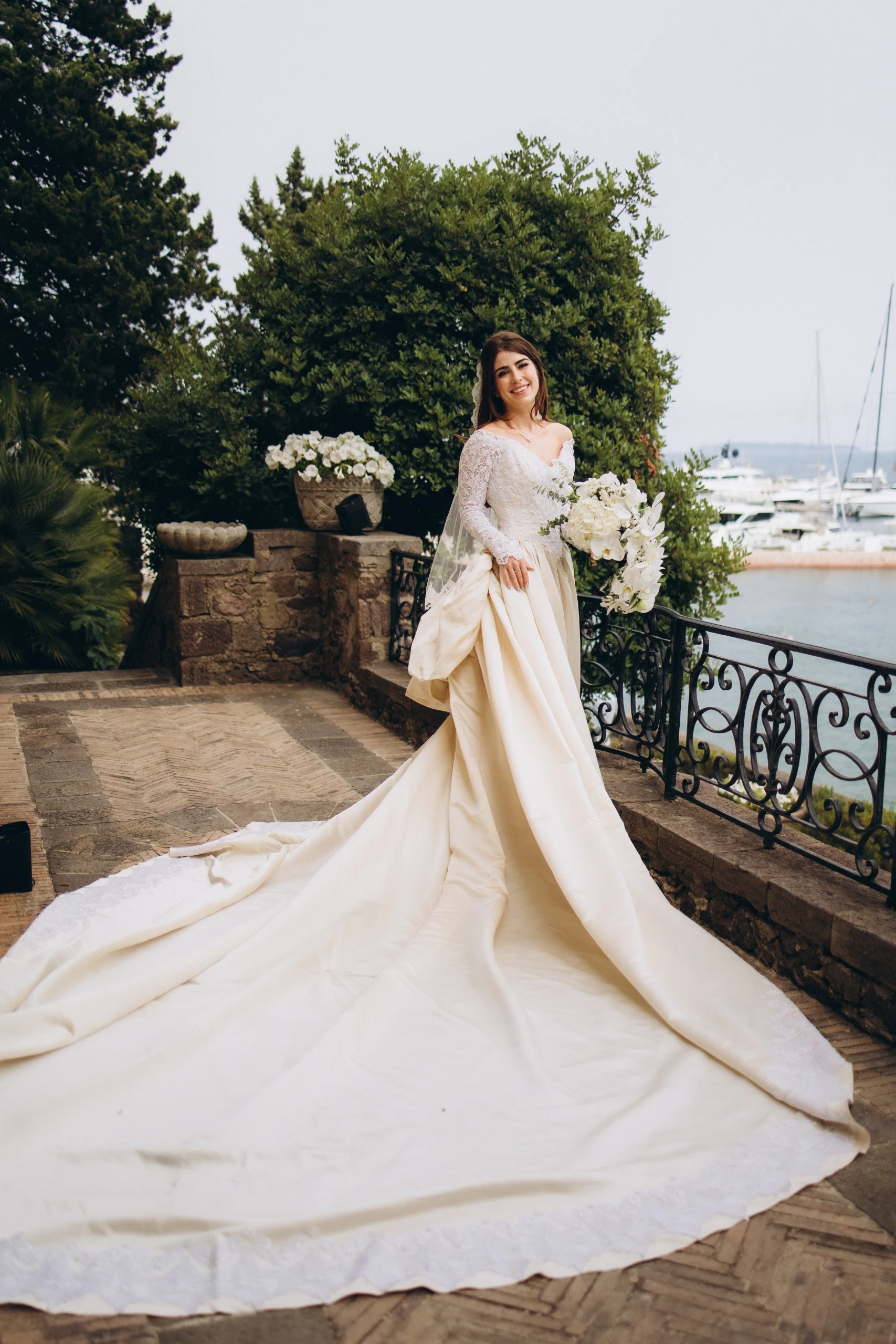 Bride on the castle terrace, the train spread over the stones